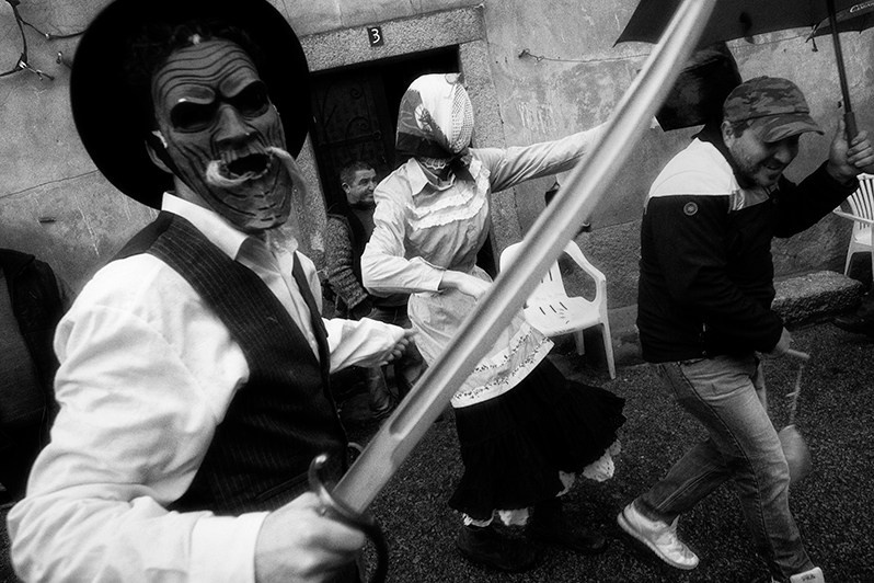 The “Mascarão” defending the “Mascarinha” during the “Peditório” for the Menino Jesus, Mogadouro municipality, Bragança district, Trás-os-Montes region, Portugal. 2023