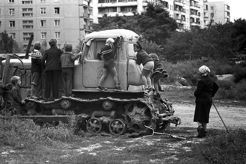 Любознательные дети играют в трактористов, Запорожье, УССР. 1980