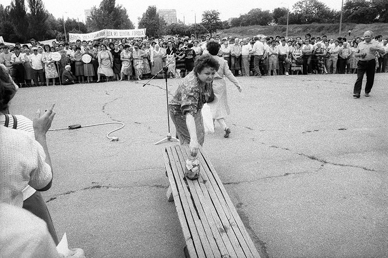 Сбор средств в трёхлитровую банку на экологическом митинге, Запорожье, УССР. 1989