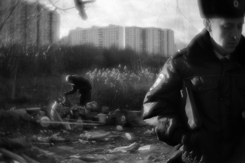 Володя на развалинах своей только что снесённой палатки, район Тропарёво-Никулино, Москва, Россия. 8 декабря 2015