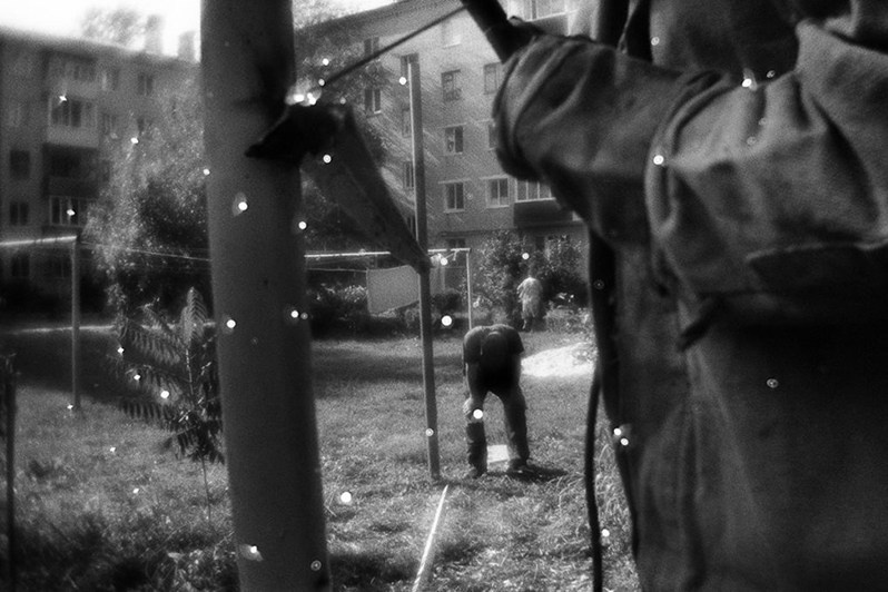 Сварка каркаса для сушки ковров во дворе, Трубчевск, Брянская область, Россия. Август 2018