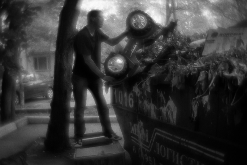 Костя нашёл в мусорном баке большую игрушечную машину, извлёк из неё медные провода и "вернул на место", район Тропарёво-Никулино, Москва, Россия. 31 мая 2015