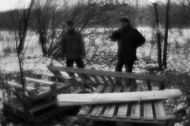 Когда наступила зима, Костя и Тима наконец-то решили построить новую палатку, спустя несколько месяцев после того, как предыдущая была снесена "Социальным патрулём" и полицией, район Тропарёво-Никулино, Москва, Россия. 29 ноября 2015