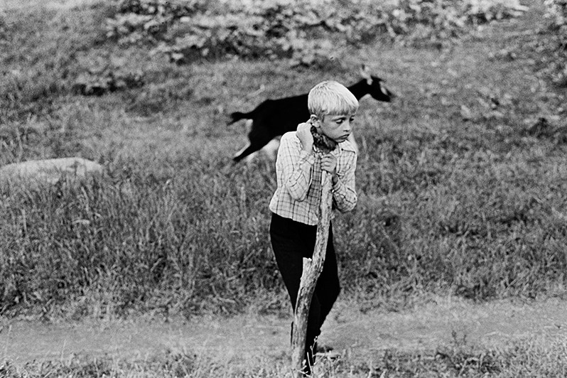 Мальчик выгуливает свою козу, Запорожье, УССР. 1980