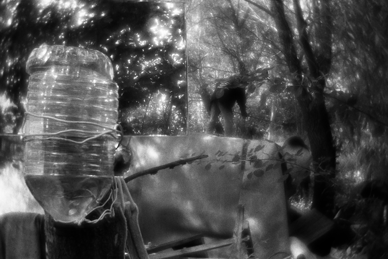 Уборщики сносят палатку Бориса под присмотром полиции и "Социального патруля", район Тропарёво-Никулино, Москва, Россия. 3 июня 2015