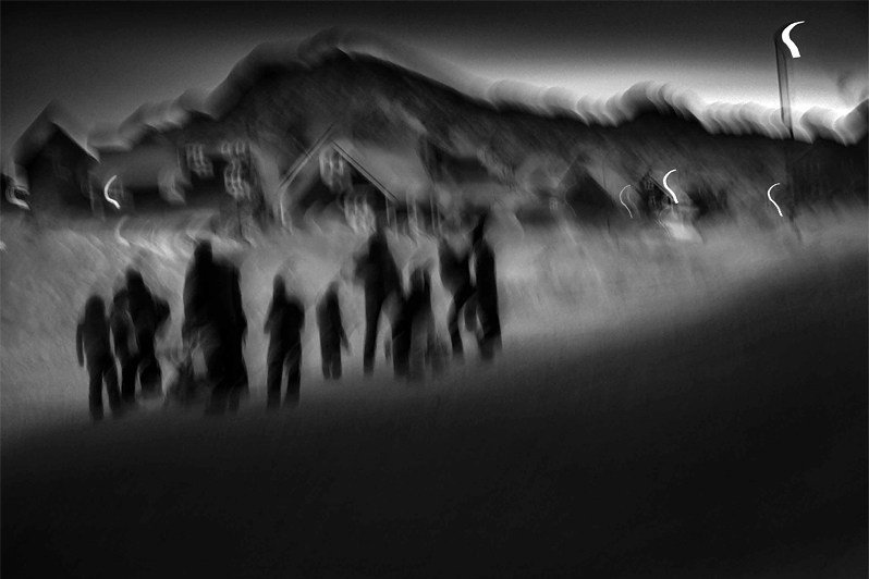 Люди спешат домой перед тем, как на деревню Тасиилак обрушится Питерак (ледниковая буря), коммуна Сермерсоок, Гренландия. 2018