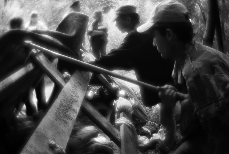 Уборщики сносят палатку Кости под присмотром полиции и "Социального патруля", район Тропарёво-Никулино, Москва, Россия. 3 июня 2015