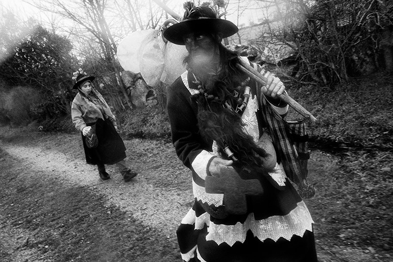 The “Velha” and the “Bailadeira” during the “Peditório” route, Miranda do Douro municipality, Bragança district, Trás-os-Montes region, Portugal. 2023