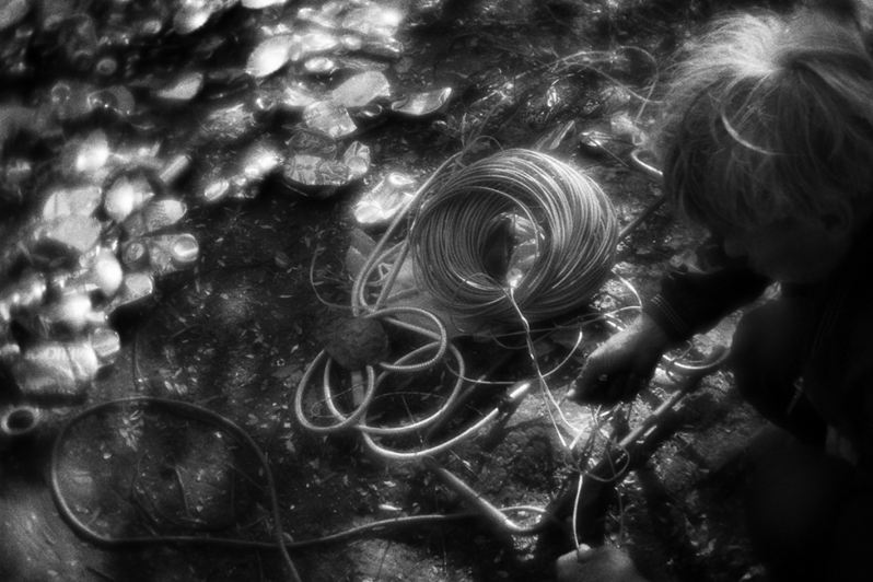 Заработок основывается на продаже собранного в мусорных контейнерах вторсырья (цветные металлы, алюминиевые банки, стеклянные бутылки), район Тропарёво-Никулино, Москва, Россия. 20 мая 2015