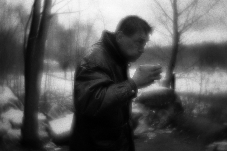 Костя пьёт утренний кофе, район Тропарёво-Никулино, Москва, Россия. 21 апреля 2015