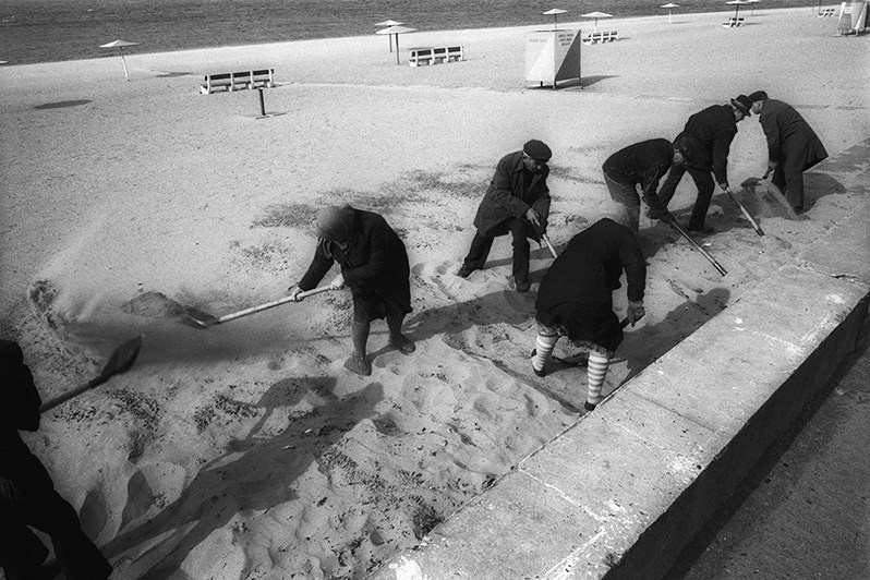 Трудящиеся готовят пляж к летнему сезону, Запорожье, УССР. 1989