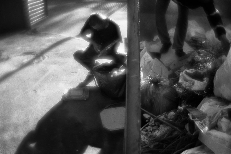 Костя разбирает табуретку, найденную в мусорном контейнере, извлекая из неё алюминиевый каркас, район Тропарёво-Никулино, Москва, Россия. 6 июня 2015