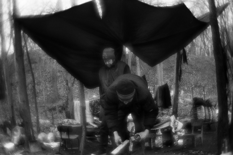 Костя и Наташа готовят еду под импровизированным навесом от дождя, район Тропарёво-Никулино, Москва, Россия. 11 апреля 2016