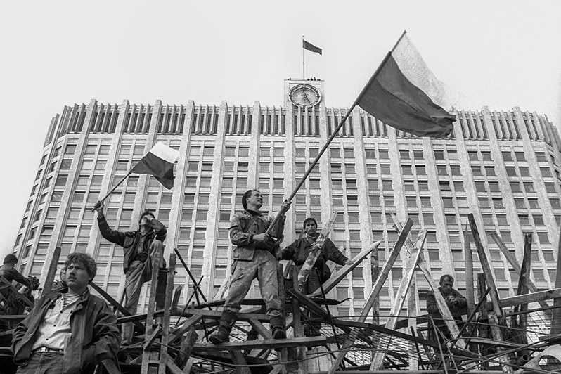 Defenders of the Russian White House—the House of Soviets of the Russian SFSR—on the barricades on 20 August 1991, Moscow, USSR. August 1991 © Oleg Klimov