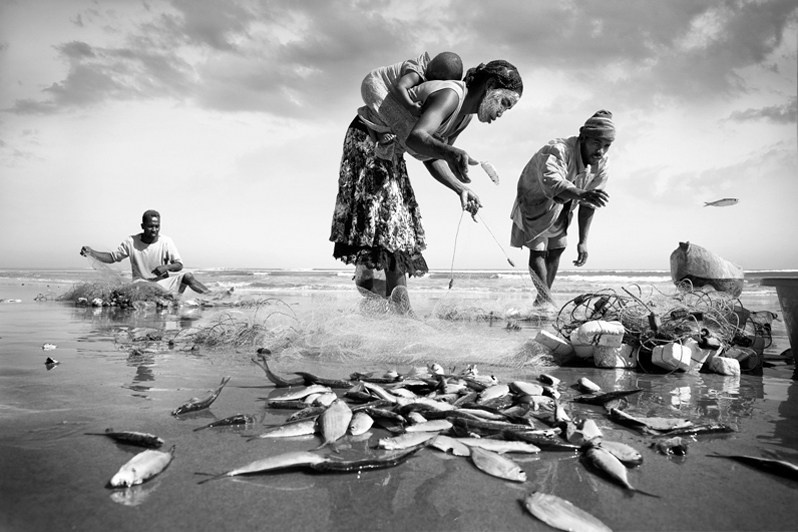 Fishing with the family, near Morondava, Menabe region, Toliara province, Republic of Madagascar. 2011 