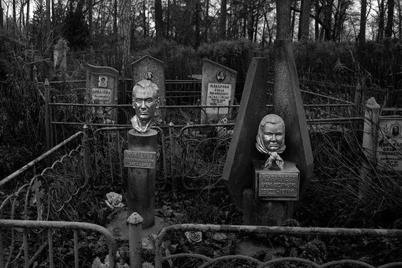 Семейные надгробья на фокинском кладбище, Брянская область, Россия. 2019
