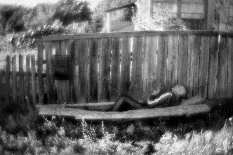 Пьяный мужчина, застрявший на сломанной скамейке, разговаривает с небом, хутор Рубеженский, Верхнедонской район, Ростовская область, Россия. Сентябрь 2019