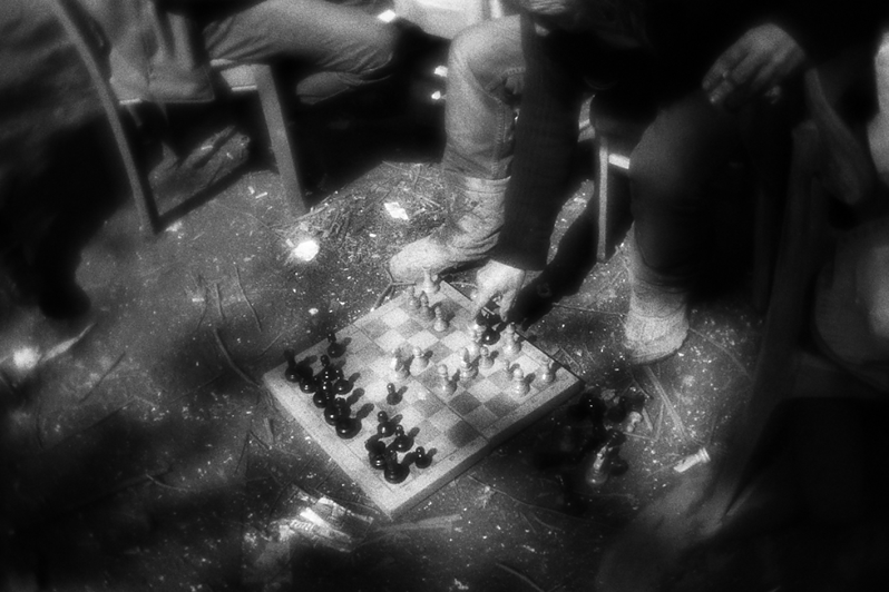 Владимир "Ботаник" часто играет в шахматы сам с собой или с Борисом, район Тропарёво-Никулино, Москва, Россия. 20 мая 2015