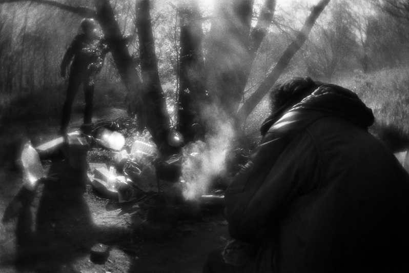 Валя моет посуду, Саша готовит чай, район Тропарёво-Никулино, Москва, Россия. 8 мая 2015