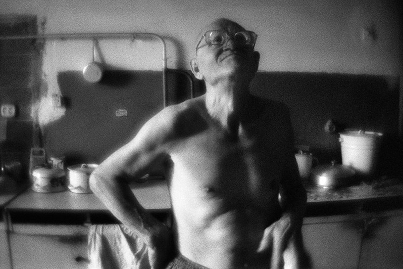 Пенсионер-электрик Анатолий в общежитии для глухонемых, где он проживает всю жизнь, Ливны, Орловская область, Россия. Август 2018