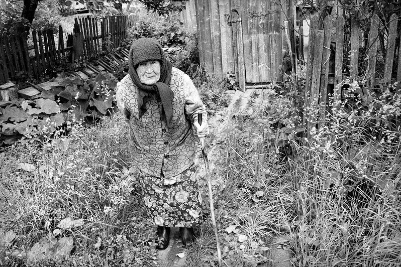 Во дворе поросшем травой, деревня Беляево, Кикнурский район, Кировская область, Россия. Июнь 2010