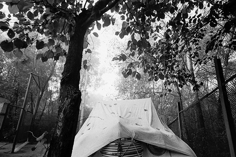 Старый "Москвич" под тентом в Нижней Хортице, село Нижняя Хортица, Разумовский сельский совет, Запорожская область, УССР. 1981