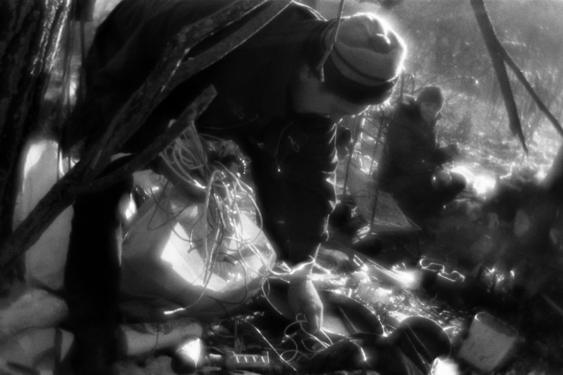 Костя собирает провода, чтобы сжечь их в костре для снятия изоляции, район Тропарёво-Никулино, Москва, Россия. 29 ноября 2015