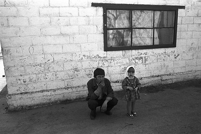 Отец и дочь на фоне белой стены с окном, Запорожье, УССР. 1983