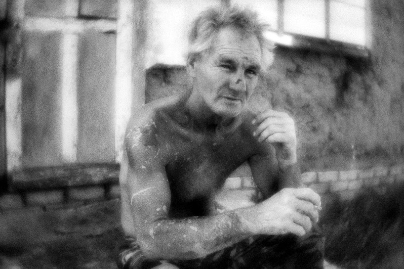 Мужчина ремонтирует свой саманный дом, хутор Верхнерубежный, Октябрьский район, Волгоградская область, Россия. Сентябрь 2019