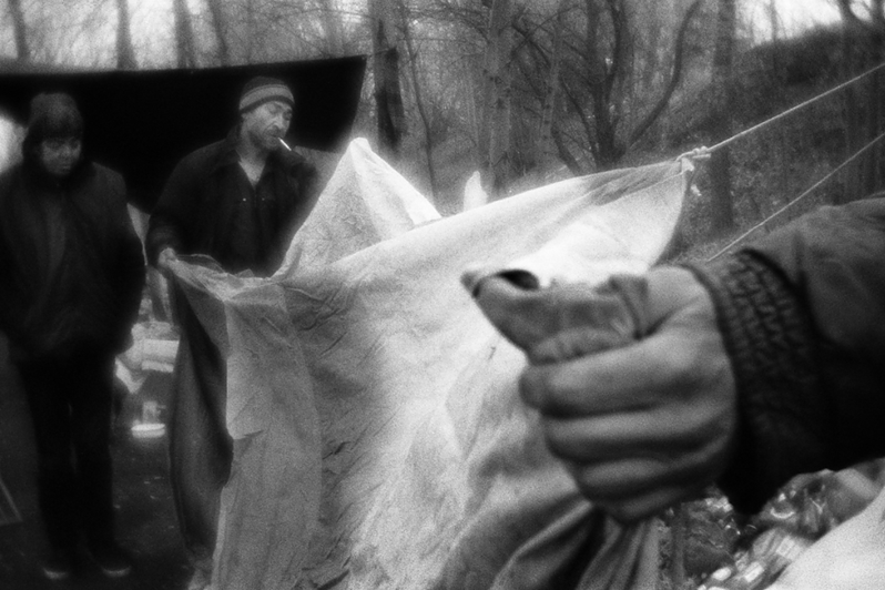 Ребята нашли старую туристическую брезентовую палатку и смотрят, можно ли её использовать под жилье, район Тропарёво-Никулино, Москва, Россия. 11 апреля 2016