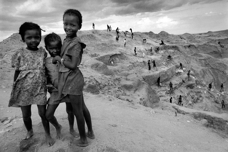 Children of sapphire miners, near Ilakaka,  Ihorombe region, Fianarantsoa province, Republic of Madagascar. 1999