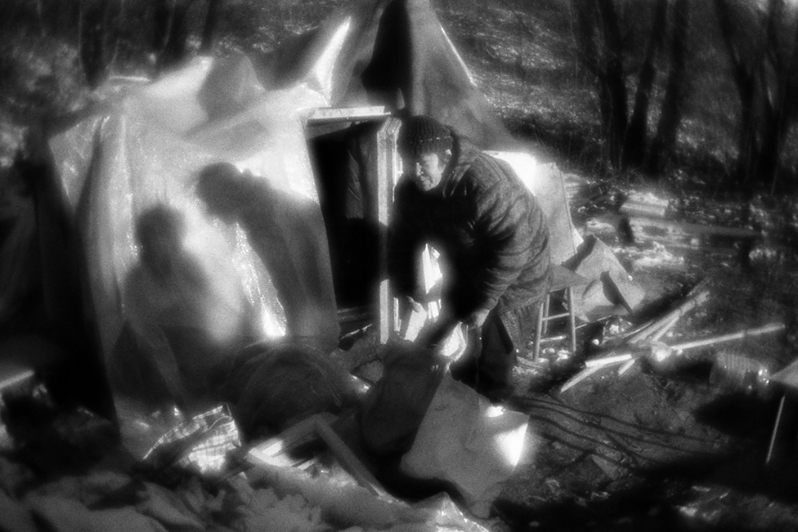 Валя наводит порядок у своей палатки, район Тропарёво-Никулино, Москва, Россия. 29 ноября 2015