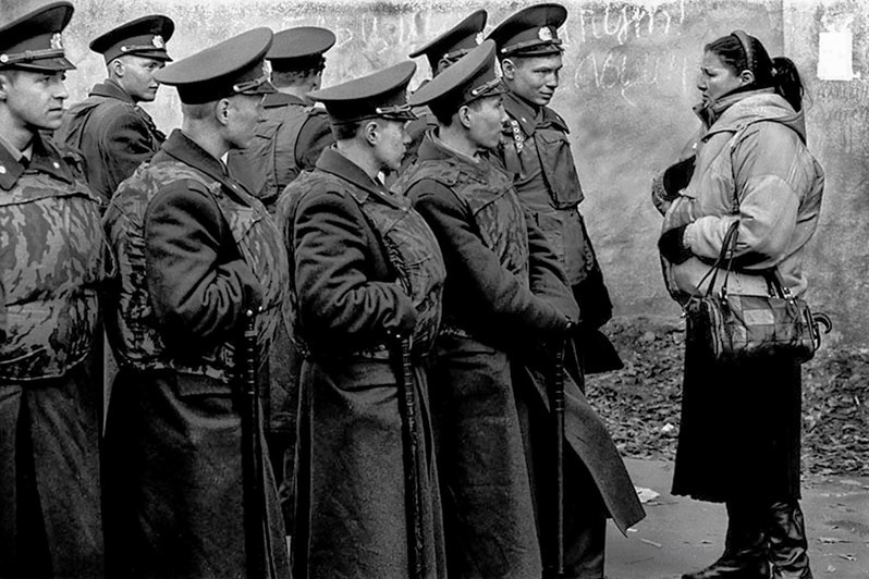 A woman on a Moscow street urges soldiers not to turn against the people or support the coup attempt by the State Committee on the State of Emergency (GKChP), Moscow, USSR. 20 August 1991 © Oleg Klimov