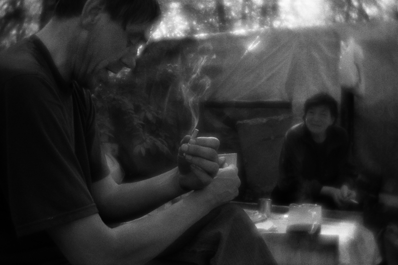 Костя и Валя курят после завтрака возле палатки Вали и Саши, район Тропарёво-Никулино, Москва, Россия. 26 мая 2015