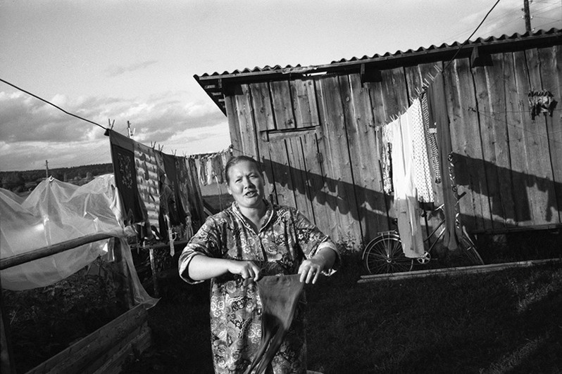 Сушка выстиранного белья на уличных веревках, деревня Погост, Пудожский район, Карелия, Россия. 2000