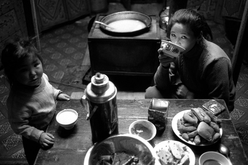 Чай, кумыс и радушный приём – монгольская традиция, Жаргалантский район, провинция Туве, Монголия. Январь 2002