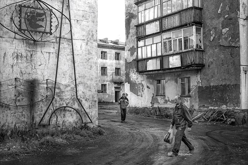 In the backstreets of the settlement of Ozernovsky, Ust-Bolsheretsk district, Kamchatka krai, Russia. August 2007 © Oleg Klimov