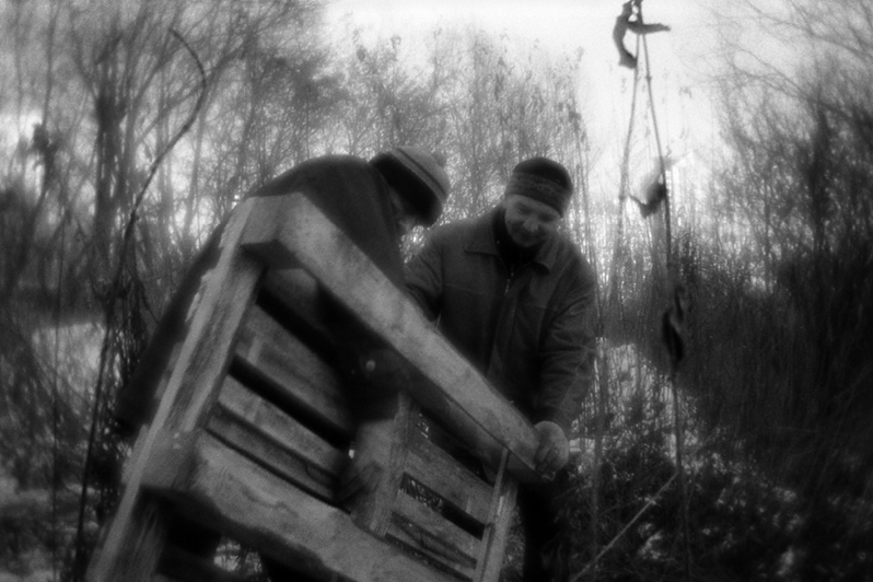 Костя с Тимой собирают палеты для сооружения кровати, вокруг которой потом будут строить новую палатку взамен снесённой полицией, район Тропарёво-Никулино, Москва, Россия. 29 ноября 2015