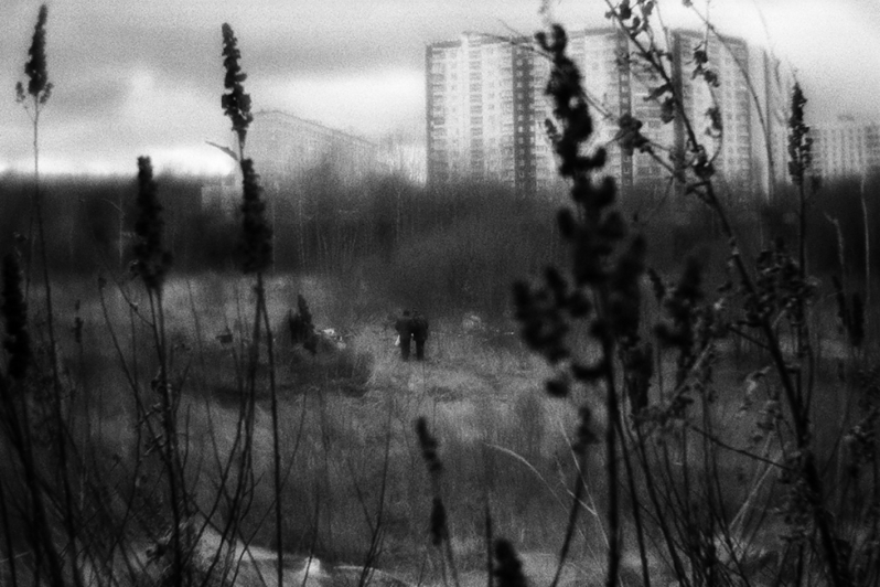 Саша с Борисом уходят из оврага в город для обхода помоек, район Тропарёво-Никулино, Москва, Россия. 24 декабря 2015