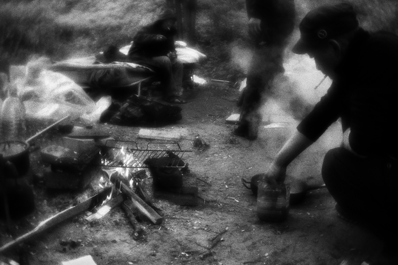 Жители оврага без проблем находят мясо для жарки, район Тропарёво-Никулино, Москва, Россия. 14 мая 2015