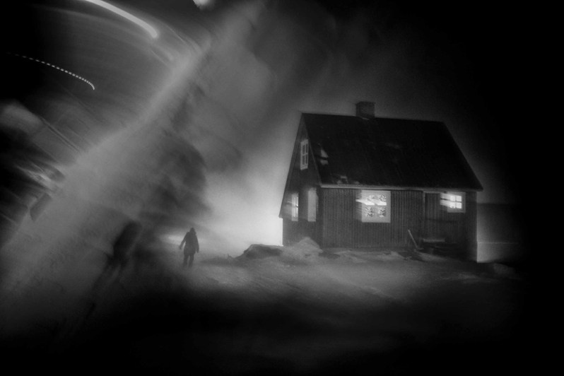 Дом в метель, залив Скорсби, Восточная Гренландия. 2013