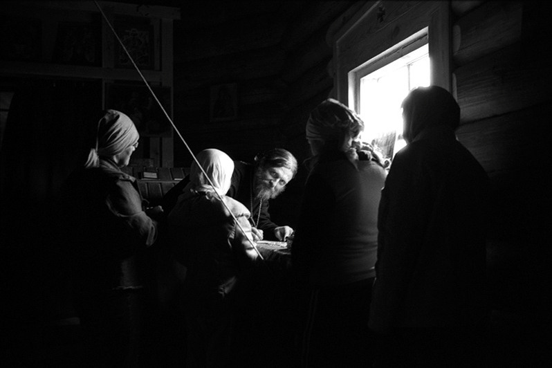 Запись имен для поминовения о здравии и упокоения перед службой, деревня Погост, Пудожский район, Карелия, Россия. 2000