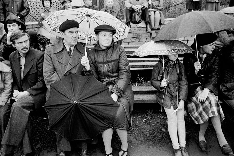 Зрители под дождём на городском стадионе во время выставки собак, Запорожье, УССР. 1982