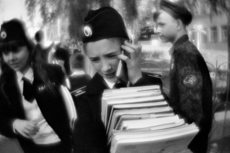 Дети получают учебники в первый день нового учебного года, Щигры, Курская область, Россия. Сентябрь 2019