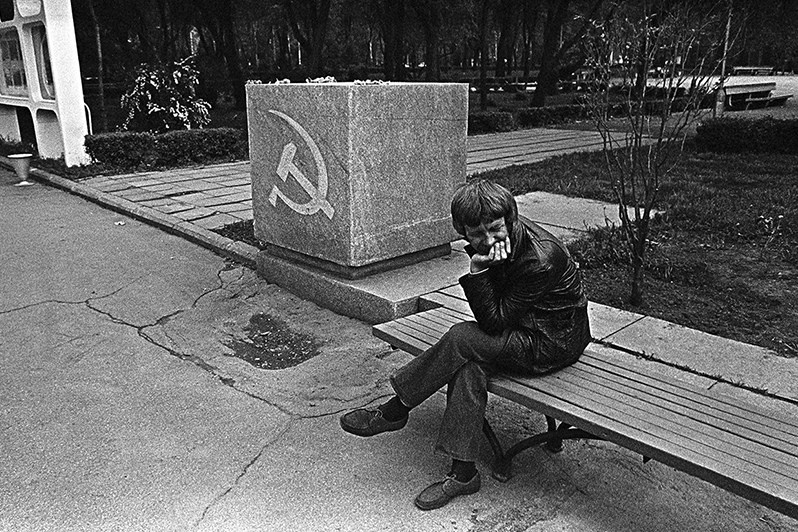 Мужчина в сквере на скамейке во время празднования 9 мая, Запорожье, УССР. 1983