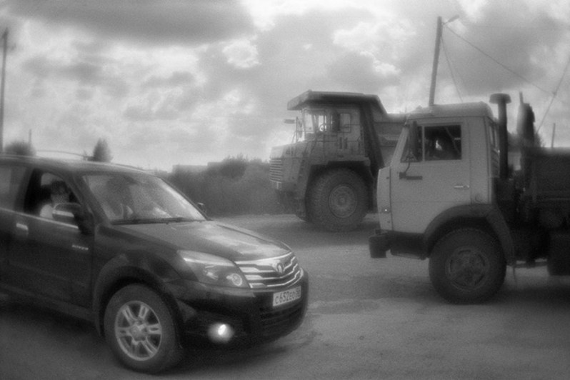 Самосвалы, работающие на Гайском горно-обогатительном комбинате, пересекают дорогу общего пользования, Гай, Оренбургская область. Россия. Июль 2018