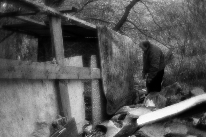 Володя "Ботаник" начал строить новую палатку на зиму, район Тропарёво-Никулино, Москва, Россия. 7 октября 2015