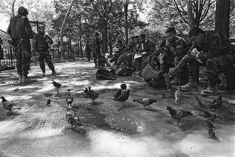 Солдаты и голуби, центр Манхэттена, Нью-Йорк, США. 12 сентября 2001