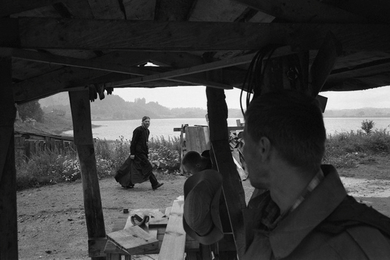 Священник отправляется в дорогу, чтобы посетить дальние приходы, деревня Погост, Пудожский район, Карелия, Россия. 2000