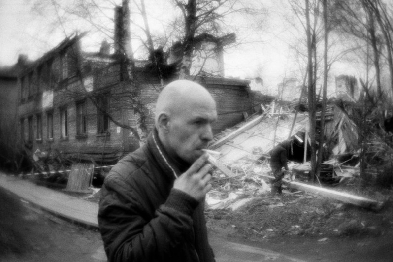 Снос старого деревянного барака, Архангельск, Россия. Май 2019